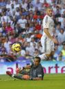 Real Madrid's Karim Benzema (R) and Barcelona's goalkeeper Claudio Bravo eye the ball during their Spanish first division "Clasico" soccer match at the Santiago Bernabeu stadium in Madrid October 25, 2014. REUTERS/Juan Medina (SPAIN - Tags: SOCCER SPORT)