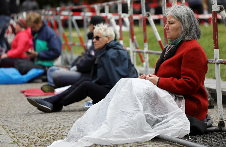 Eine Meditation für den Weltfrieden? Gebetliche Vertreibung der Eisheiligen? Nein, eine "Hygiene-Demo" in Berlin (Bild: REUTERS/Christian Mang)