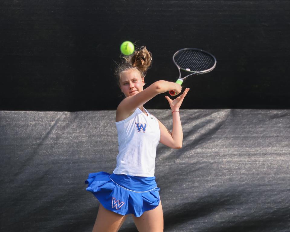 La estudiante de tercer año de Winnacunnet, Polina Makarenko, devuelve un tiro en su partido de individuales No. 1 contra Callie Perrin de Souhegan en la semifinal de tenis femenino de la División I del martes en Hampton.