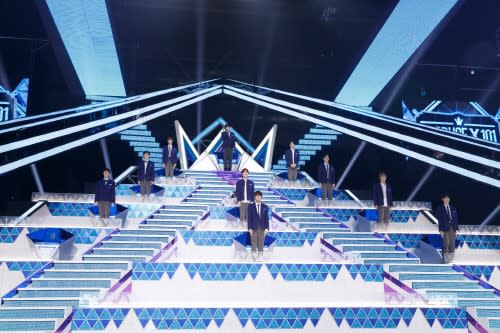 今日，通過《Produce X 101》選拔出的男團X1的經紀公司SWING娛樂透露，X1將於8月27日在首爾高尺SKY DOME舉辦出道ShowCon，和兩年前的前輩Wanna One在同一個地方宣告正式出道。