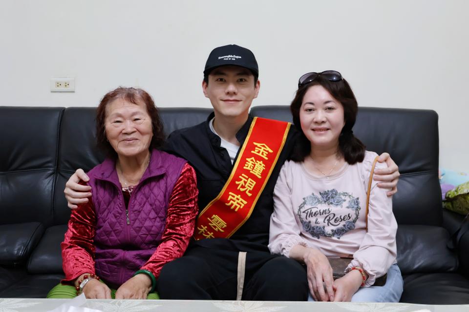 李程彬回鄉辦桌，與阿嬤(左)和母親(右)合影（圖／東旭九翔娛樂）
