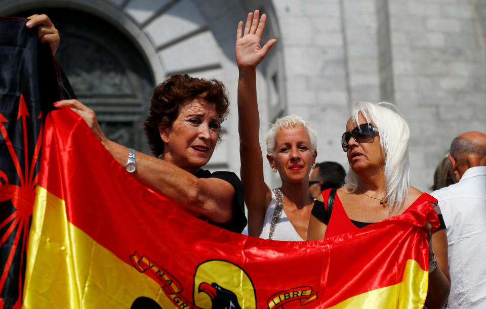 Cientos de personas protestan en el Valle de los Caídos contra la exhumación de Franco