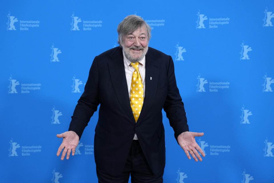 El actor y comediante Stephen Fry posa en una sesión de la película "Treasure" en el Festival Internacional de Cine de Berlín en Berlín, el sábado 17 de febrero de 2024. (Foto AP/Ebrahim Noroozi)