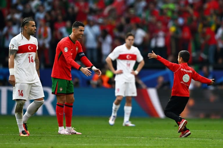 Cristiano Ronaldo recibe a un fan que saltó al césped para sacarse un selfie, este sábado 22 de junio en Dortmund, el Portugal-Turquía de la Eurocopa (PATRICIA DE MELO MOREIRA)