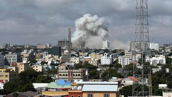 Une vue montre de la fumée s'élevant à la suite de l'explosion d'une voiture piégée au ministère somalien de l'éducation à Mogadiscio, en Somalie, le 29 octobre 2022