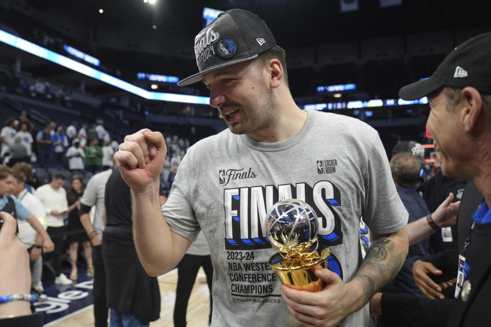 Luka Doncic, de los Mavericks de Dallas, festeja la victoria sobre los Timberwolves de Minnesota en la final de la Conferencia Oeste, el jueves 30 de mayo de 2024 (AP Foto/Abbie Parr)