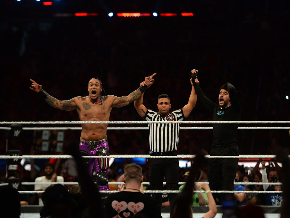 Bad Bunny festeja junto a Damian Priest luego de vencer a John Morrison y The Miz en WrestleMania 37. (Joe Camporeale-USA TODAY Sports)