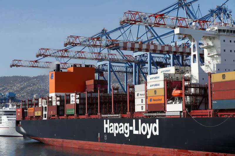 Foto de Archivo: Cartel de Hapag-Lloyd en un buque portacontenedores en el puerto de Valparaíso, Chile