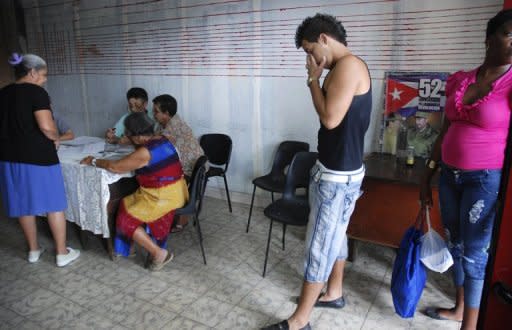 Un grupo de personas espera para votar el 21 de octubre de 2012 en La Habana en las elecciones municipales de Cuba donde existe un solo partido político. (AFP | str)