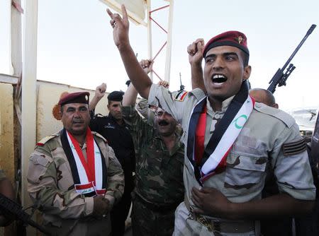 Major General Negm Abdullah Ali (L), army commander of the sixth division gather with Iraqi army west of Baghdad, June 24, 2014. REUTERS/Ahmed Saad