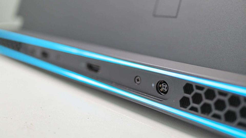 Alienware m17 R5 ports