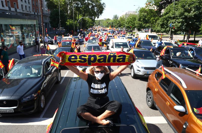 Simpatizantes del partido de ultraderecha Vox participan en una manifestación en Madrid