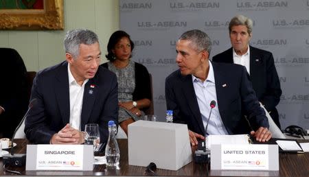 U.S. President Barack Obama talks with Singapore's Prime Minister Lee Hsien Loong during a meeting with leaders from the Association of Southeast Asian Nations (ASEAN) during a summit held at Sunnylands in Rancho Mirage, California February 16, 2016. Behind Obama are National Security Advisor Susan Rice and Secretary of State John Kerry. REUTERS/Kevin Lamarque