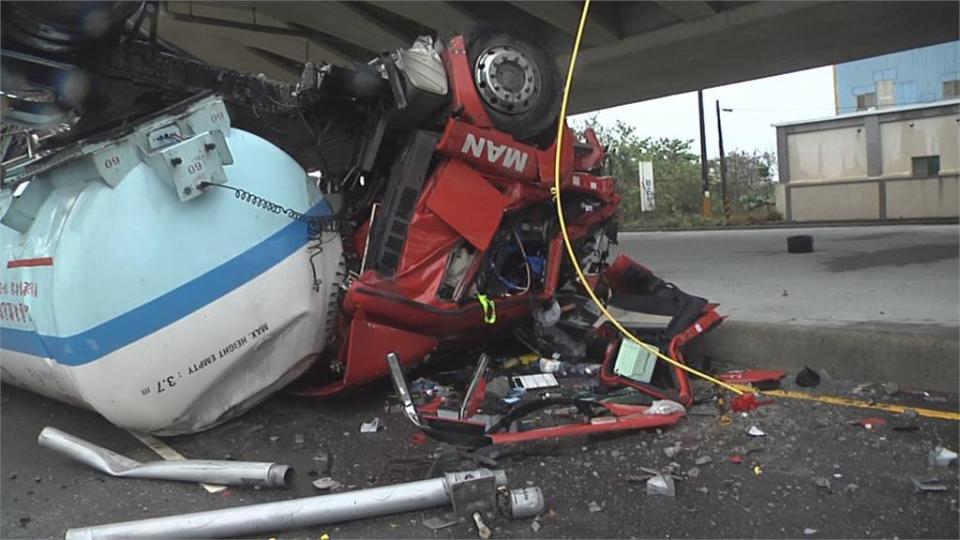 雲林液態氮槽車翻落高架橋　苗栗聯結車翻覆