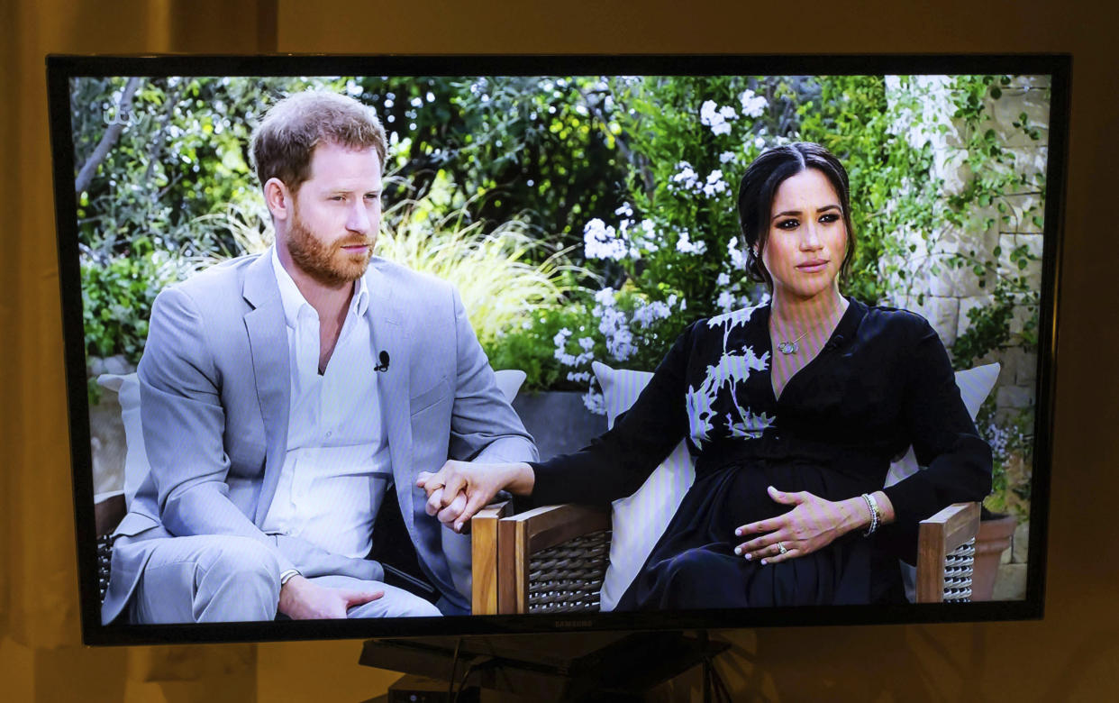 Photo by: zz/KGC-254/STAR MAX/IPx 2021 3/8/21 A Londoner watches the live ITV UK television broadcast of Oprah Winfrey's interview wih Prince Harry The Duke of Sussex and Meghan Markle The Duchess of Sussex taped in Los Angeles, California. 