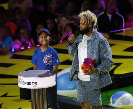 FILE PHOTO: 2017 Kids Choice Sport Awards – Show – Los Angeles, California, U.S., 13/07/2017 - NFL football player Odell Beckham Jr. accepts the Hands of Gold Award. REUTERS/Mario Anzuoni