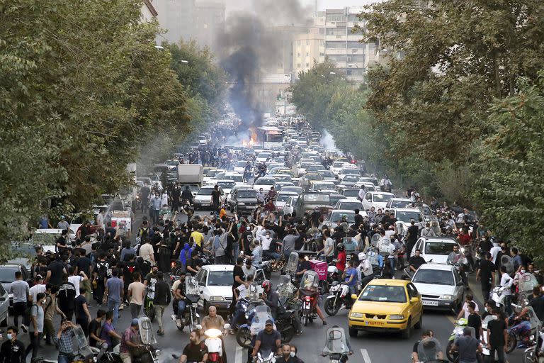 En esta fotografía tomada por un individuo no empleado por Associated Press y obtenida por la AP fuera de Irán, manifestantes gritan consignas durante una protesta en Teherán, Irán, el 21 de septiembre de 2022. (AP Foto, Archivo)