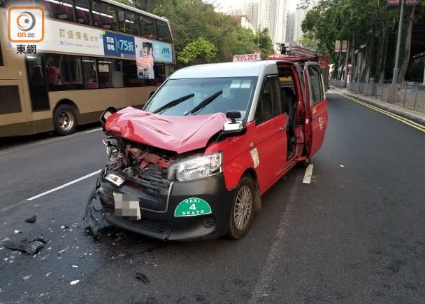 其中一車頭冚撞至摺起。(楊日權攝)

