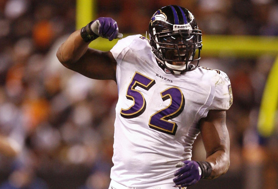 CLEVELAND - NOVEMBER 16: Ray Lewis #52 of the Baltimore Ravens celebrates a defensive stop in the third quarter against the Cleveland Browns at Cleveland Browns Stadium on November 16, 2009 in Cleveland, Ohio. (Photo by Matt Sullivan/Getty Images)