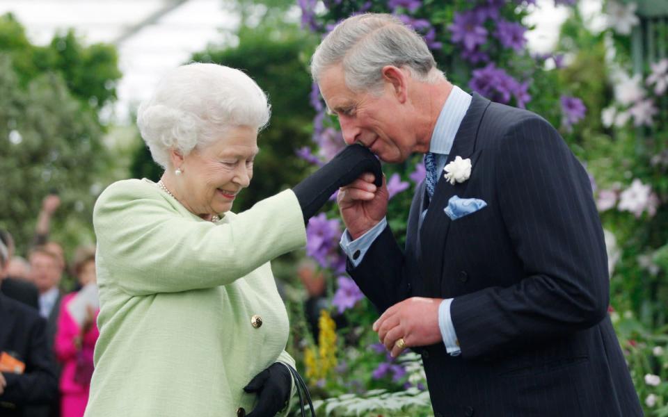 Vom Prinzen zum König: Charles III. erbt den Thron seiner Mutter, Queen Elizabeth II., die am Donnerstag im Alter von 96 Jahren starb. In einem ersten Statement würdigte er die langjährige Monarchin. (Bild: Sang Tan / WPA Pool / Getty Images)