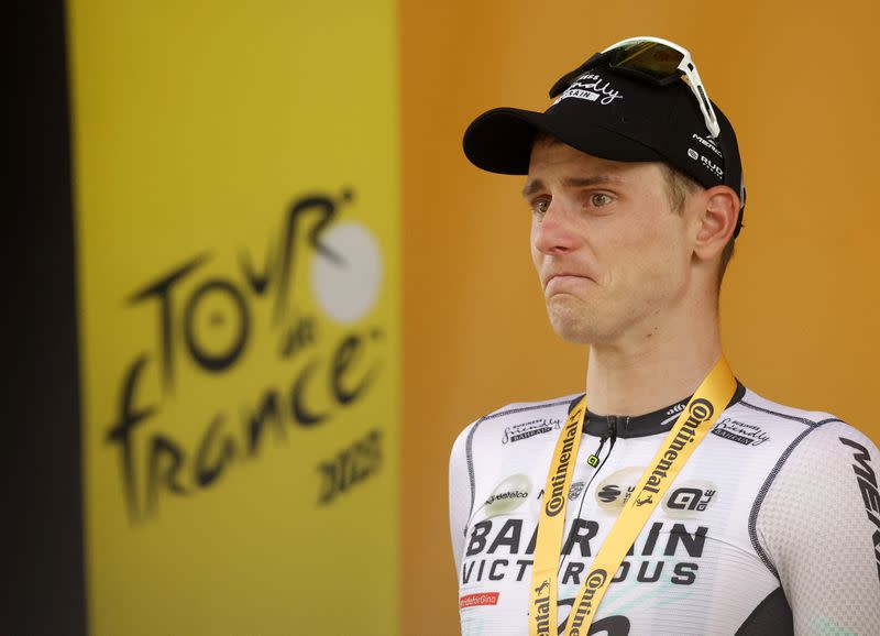Foto del viernes del ciclista Matej Mohoric del equipo Bahrain Victorious celebrando en el podio tras ganar la etapa 19 del Tour de Francia