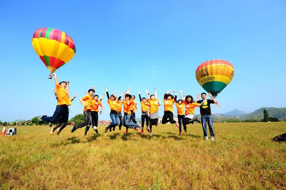 春節期間，不妨帶著家人前往走馬瀨，搭熱氣球玩台南吧。(圖片來源／2015花牧蘭熱氣球嘉年華)
