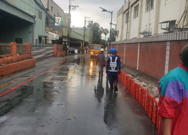 新北土城永豐路淹水  水利局搶災恢復通行 新北市土城區永豐路23日因午後大雨發生淹水災情， 水利局獲報後，立即派附近人員到場搶災，目前積水 已退、開放通行。 （水利局提供） 中央社記者王鴻國傳真  113年6月23日 