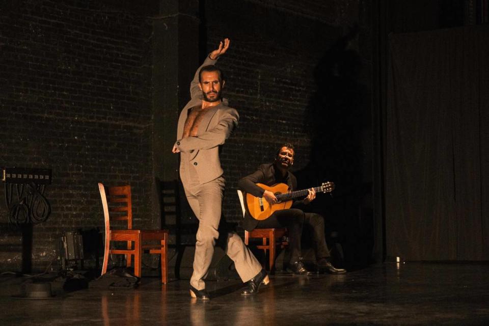 Rafael Ramírez (al frente) e Isaac Muñoz (al fondo) en “Lo Preciso”. 