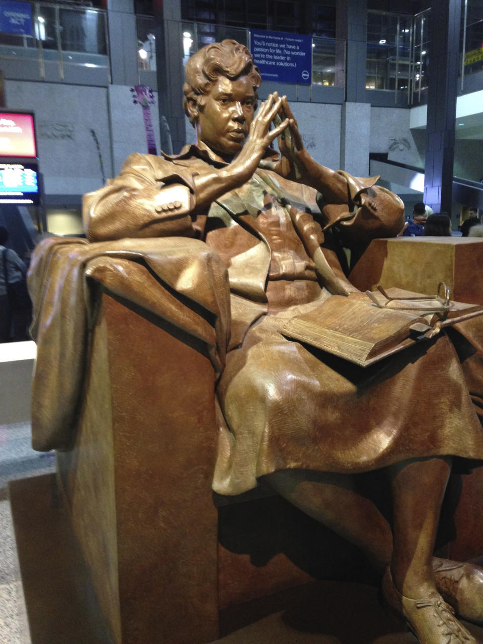 Foto del 18 de noviembre del 2015 de una estatua de Barbara Jordan, la primera mujer afroamericana elegida senadora de Texas tras la Reconstrucción y la primera afroamericana sureña que llegó a la Cámara de Representantes nacional, en el aeropuerto internacional Austin-Bergstrom de Austin, Texas. (AP Photo/ Russell Contreras)