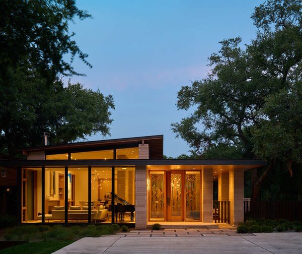 Tucked into the leafy heart of Austin’s Zilker neighborhood, this 3,170-square-foot home by Franke : Franke overlooks a wide urban stream and striking ravine. A row of windows, positioned along the home’s central spine, brings in light and fresh air, while private bedrooms have access to water views, thereby immersing residents in the site’s natural surroundings.
