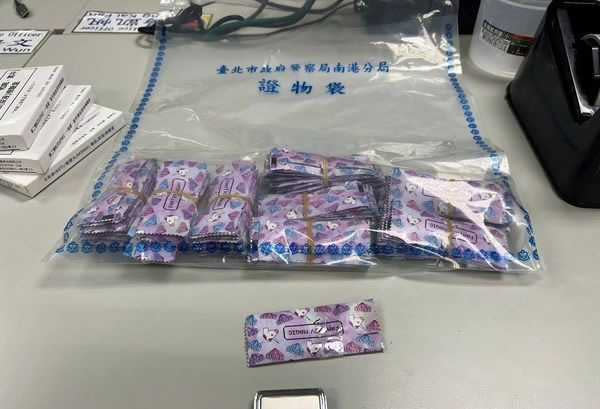 南港警搜獲84包毒品，逮捕毒鴛鴦。（ 圖／翻攝畫面）
