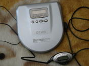 <p>Los reproductores mp3 también acabaron con el discman, el reproductor portátil que usaba CD. Apareció en 1984, aunque hasta finales de los 90 y principios de los 2000 no se expandió por el mundo. (Foto: <a rel="nofollow noopener" href="http://commons.wikimedia.org/wiki/File:Sony_Discman_D–E775.JPG" target="_blank" data-ylk="slk:Wikimedia Commons;elm:context_link;itc:0;sec:content-canvas" class="link ">Wikimedia Commons</a> / <a rel="nofollow noopener" href="http://commons.wikimedia.org/wiki/User:Darekm135" target="_blank" data-ylk="slk:Darekm135;elm:context_link;itc:0;sec:content-canvas" class="link ">Darekm135</a>). </p>