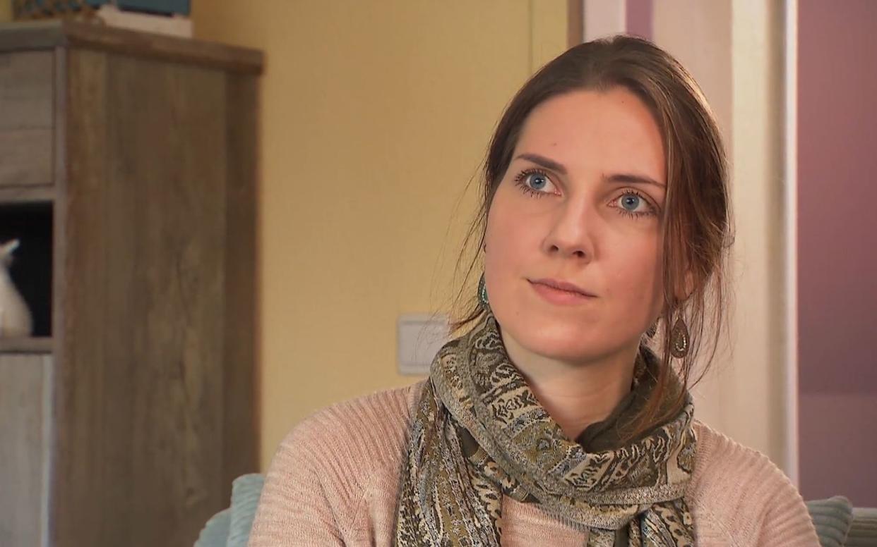 "Ich war leichtgläubig", sagt Julia im Rückblick über ihre Beziehung zu Sven H. Ihr Trauma versucht sie, mit Psychotherapie zu bewältigen. (Bild: RTL)