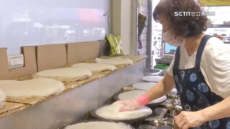 原物料狂漲，民眾荷包吃不消，位於台中潤餅店業者維持凍漲。