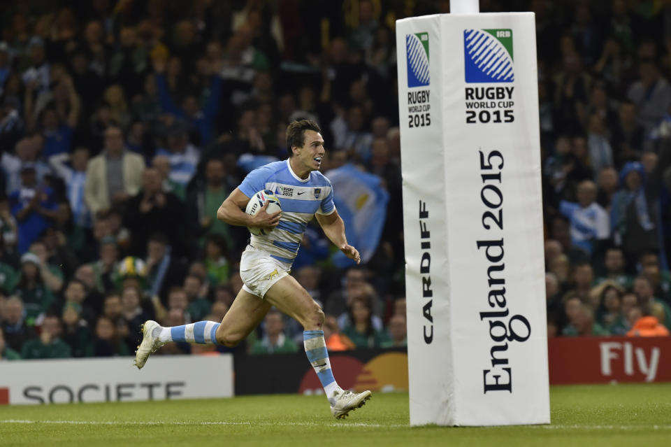 El argentino Juan Imhoff corre para anotar un ensayo durante el partido contra Irlanda jugado este domigno 18 de octubre en la ciudad británica de Cardiff (AFP | Loic Venance)