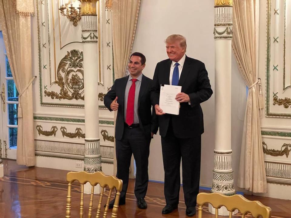 El ex presidente Donald Trump con el presidente ejecutivo de Digital World Acquisition Corp., Patrick Orlando, en Mar-a-Lago.