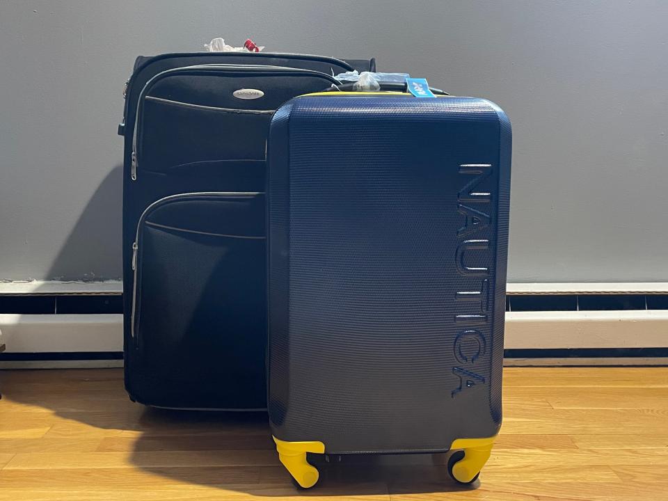 Checked and carry-on suitcase Asia London Palomba PLAY Airlines review