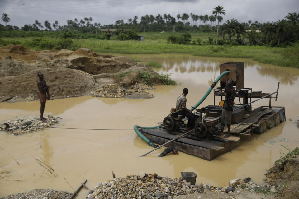 Unos hombres toman un descanso en un sitio de minería ilegal en el río Osun, en Osogbo, Nigeria, el martes 31 de mayo de 2022. (Foto AP/Domingo Alamba)