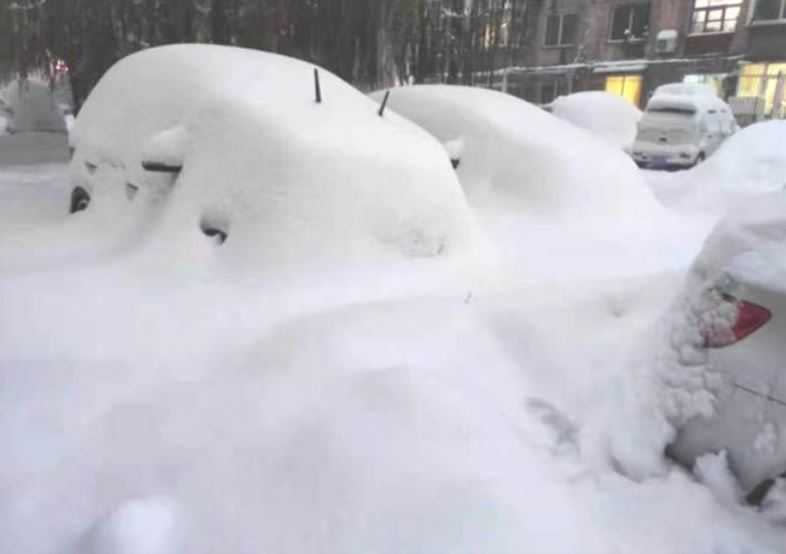 大陸東北、內蒙古暴雪，停車場車輛都被積雪覆蓋。（圖／翻攝錢江晚報）