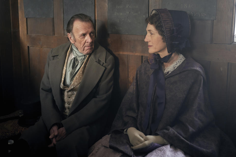 Tom Wilkinson en el papel del conde de Brockenhurst, izquierda, y Harriet Walter como lady Brockenhurst en una escena de la nueva serie de Julian Fellowes "Belgravia" en una imagen proporcionada por Epix. (Colin Hutton/Carnival Films/Epix via AP)