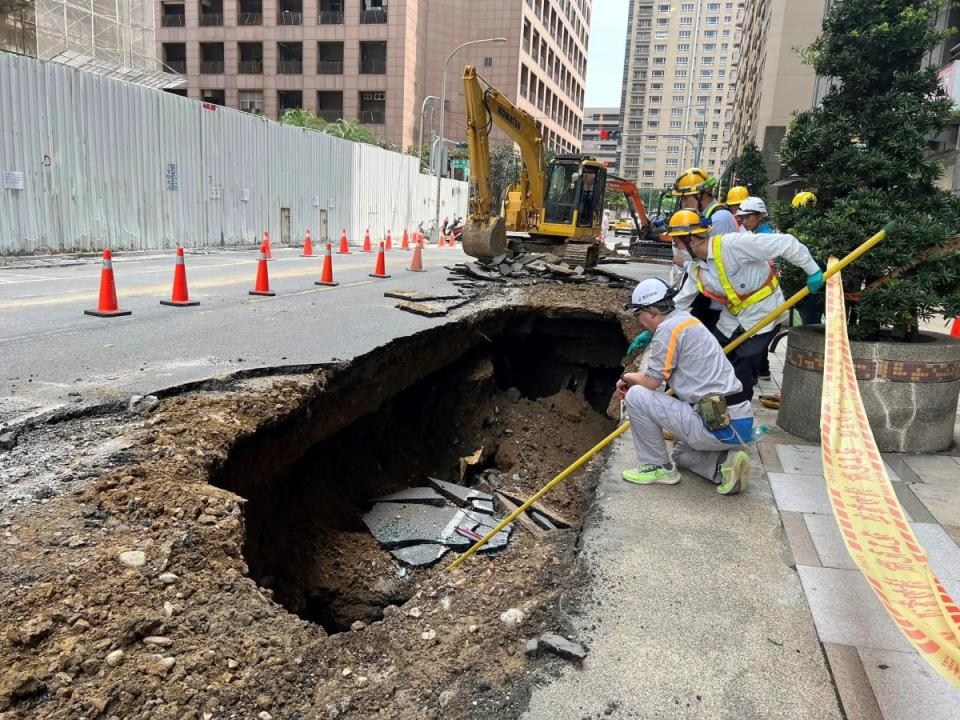 竹北天坑案發生至今滿月，事故原因調查進度十分緩慢。（圖：民眾提供）