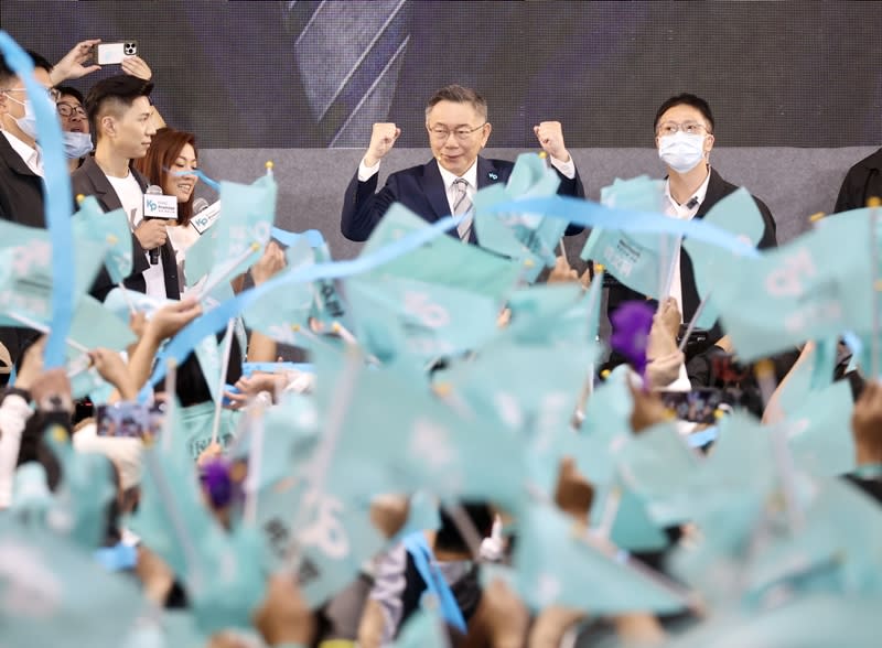 台灣民眾黨主席柯文哲（右2）19日在新北市出席「Team KP誓師大會」表示，他不會違背民意，也不會背棄大家，會盡所有力量讓台灣向前、釋出最大善意，團結一切可團結的力量，但是會繼續用台灣民眾黨總統候選人身分，拚戰到底。（中央社）