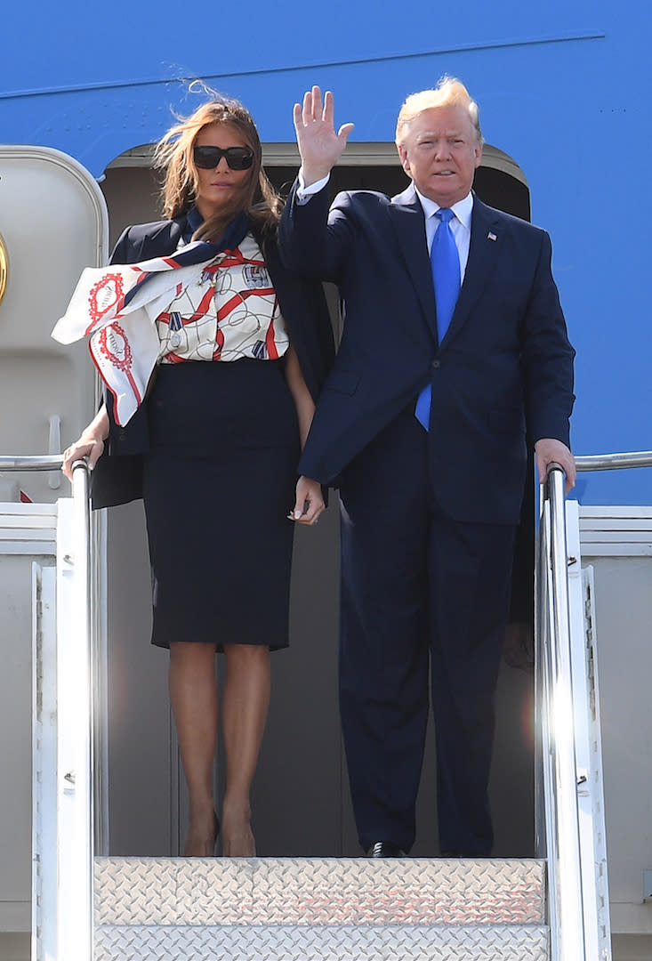 Die First Lady zog sich während des Fluges um und stieg in London in einem weiteren diplomatischen Outfit auf dem Flieger. Dieses Mal wählte die 49-Jährige eine 734 € teure Schluppenbluse aus dem britischen Modehaus Burberry. Ein marineblaues Michael Kors Kostüm und dazu passende Pumps vervollständigten den Reise-Look. Jetzt die Bluse kaufen.<em> [Foto: Getty]</em>