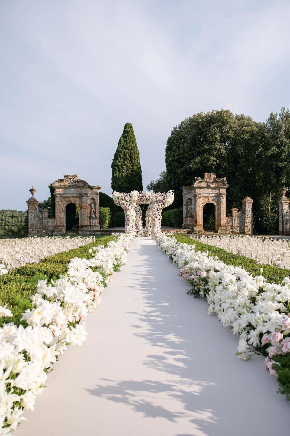 Karena Wu Qianyu and Shi Boxiong, the third generation of billionaires, held a makeup wedding in Italy