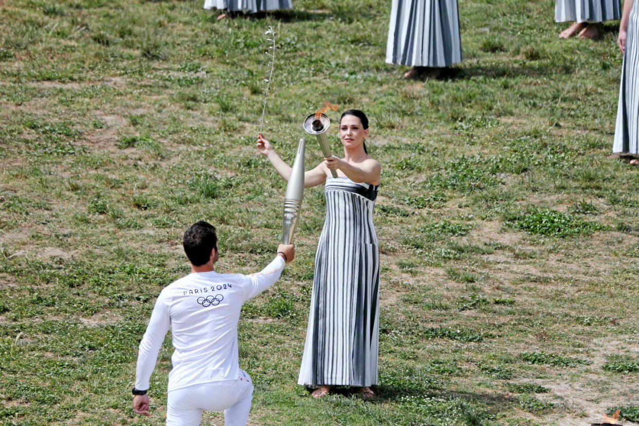 L'actrice Mary Mina, dans le rôle d'une grande prêtresse de la Grèce antique, allume la torche lors de la cérémonie d'allumage de la flamme olympique pour les Jeux olympiques d'été de Paris 2024 dans l'ancienne Olympie, en Grèce.  - Credit:Zuma / Zuma/ABACA