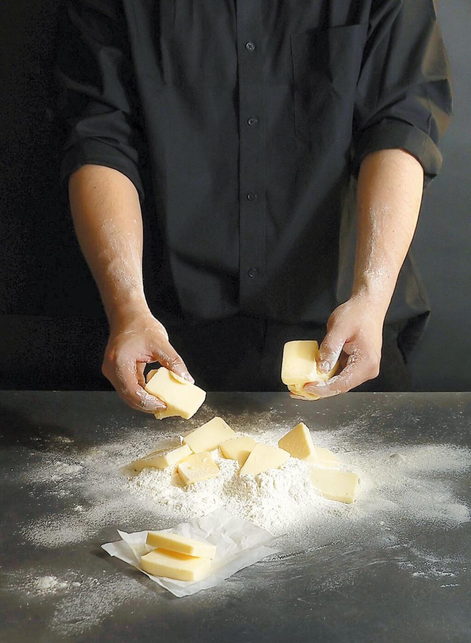 〈Buttered Flour〉的可頌，強調製作時必須醬軟化的奶油與空氣均勻揉進麵糰裡，才能烤出迷人香氣與外酥內軟的質地。圖／Buttered Flour．MATCHA ONE