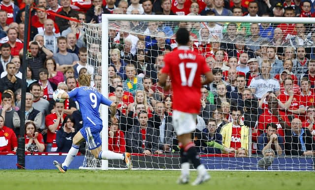 Fernando Torres misses an open goal 