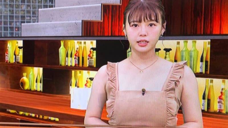 井口綾子日前播報新聞的穿著引起熱議。（圖／翻攝自推特@zarigani03）