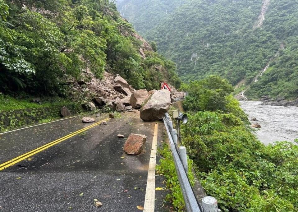 中橫公路台8線179.5K溪畔路段今（27）天下午發生上邊坡落石坍方，影響範圍約70公尺。（圖：公路總局第四區養護工程處提供）