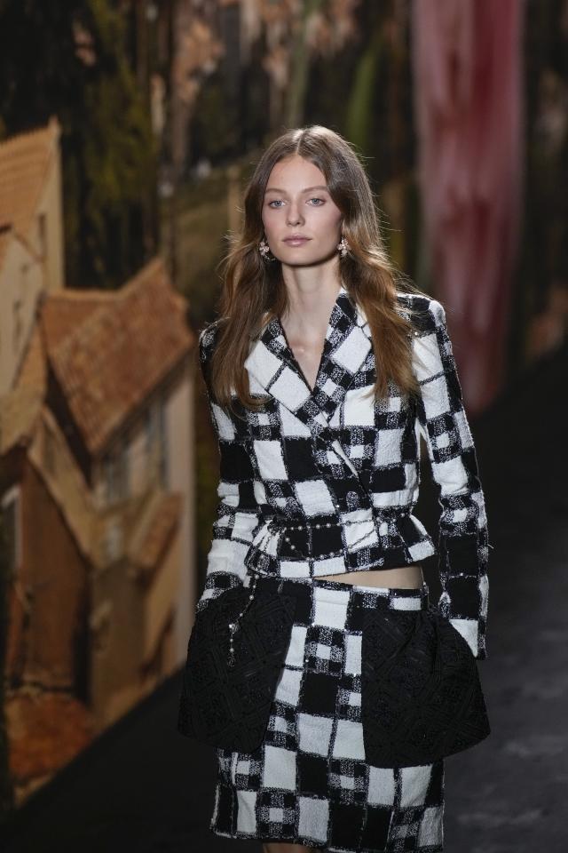 PHOTOS, Paris Fashion Week 2020: Virginie Viard's collection for Chanel  evokes old Hollywood nostalgia